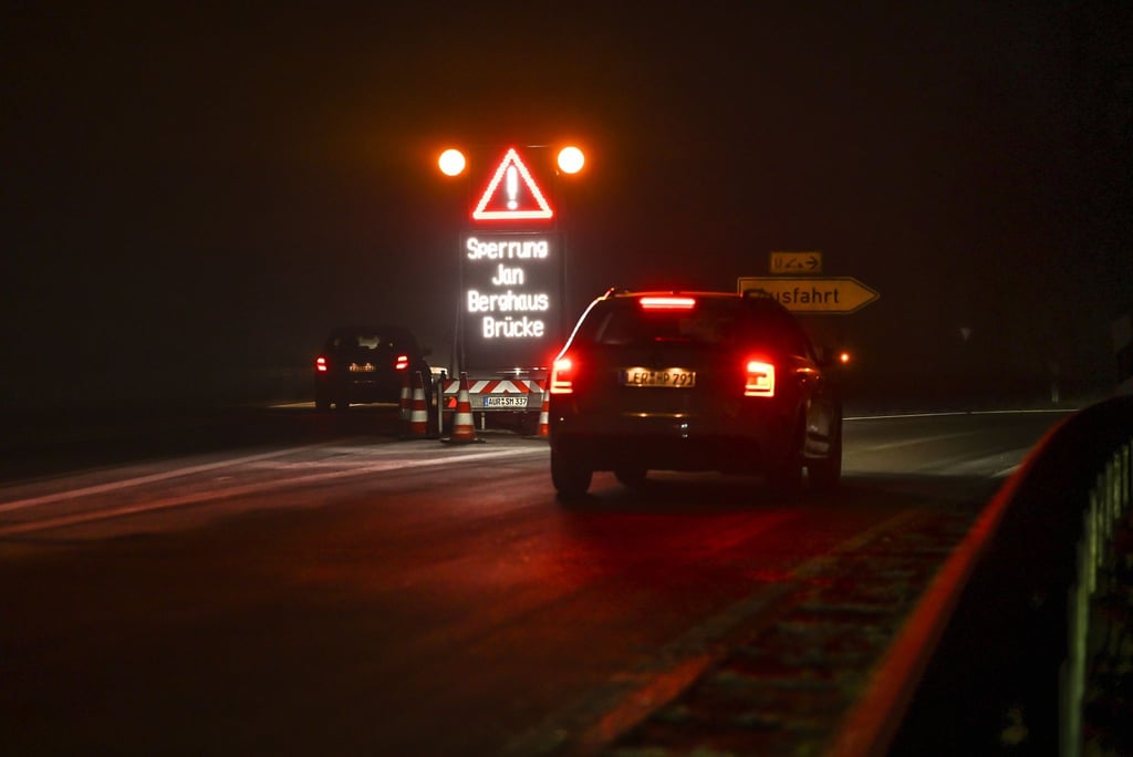 Im ostfriesischen Leer staute sich der Verkehr auf der Umfahrung der Jann-Berghaus-Brücke.