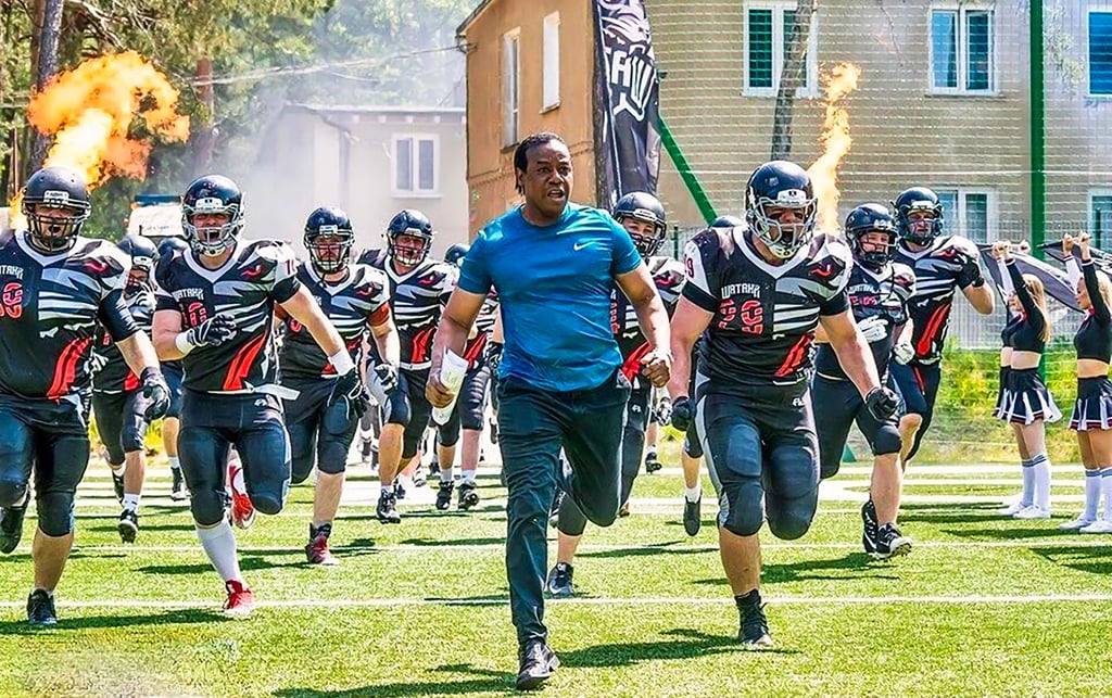 Mike Sholars, hier mit einem seiner früheren Teams,  ist der neue Coach der Salzland Raccoons.