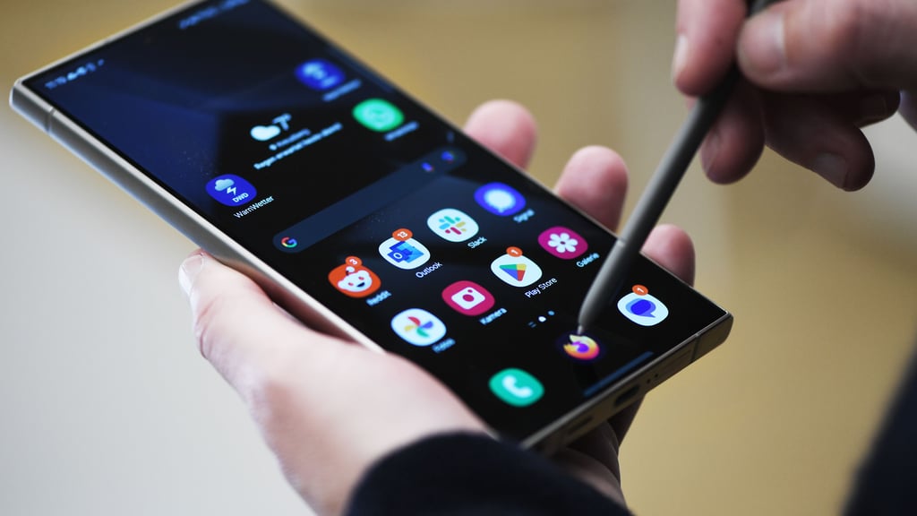 Die Männer rissen zwei Samsung-Handys aus der Auslage. Dachten sie. 