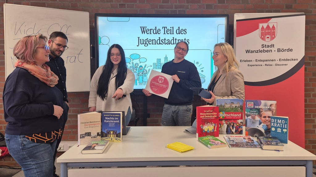 In Wanzleben fand die Kick-Off-Veranstaltung für den Jugendstadtrat statt. Mit dabei waren Schulsozialarbeiterin Heike Sachse (von links), Hauptamtsleiter Christian Filly, die ehemalige Schülerin des Gymnasiums Jo Horenburg, der Leiter der Makerthek Manfred Gramer und Bürgermeisterin Grit Matz (CDU).
