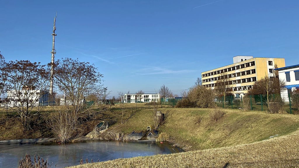 Funkturm, Teich, Bauruine: Das RFT-Quartie bietet einige freie Flächen in attraktivem Umfeld von Supermärkten, Apotheke und mehr.