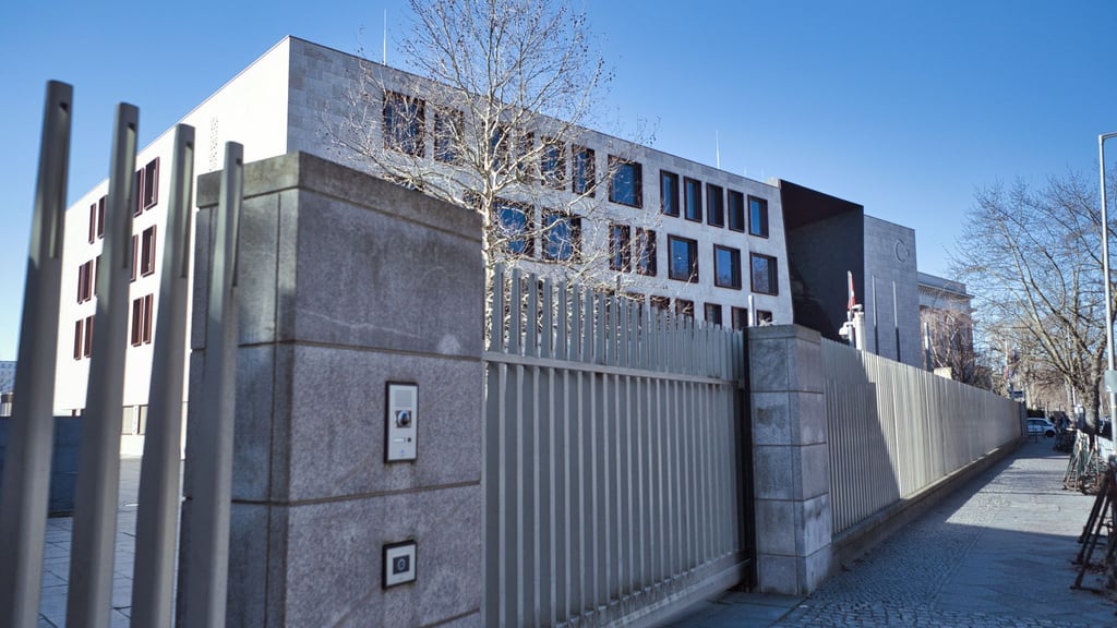 Die Gruppe zündete auch mehrere Rauchbomben vor dem Gebäude. (Symbolbild)