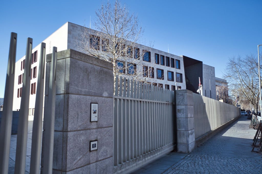 Die Gruppe zündete auch mehrere Rauchbomben vor dem Gebäude. (Symbolbild)