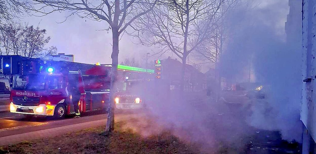 Aus den Kellerfenstern drangen beim Eintreffen der Freiwillige Feuerwehr Bitterfeld  in der Brehnaer Straße dichte Rauchwolken.  