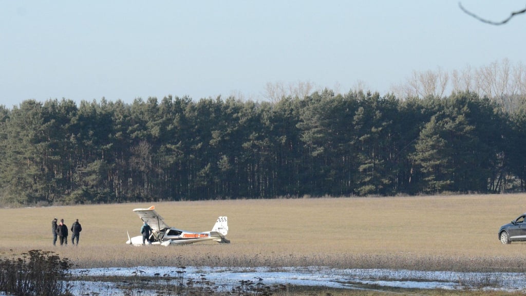 Auf einer Fläche westlich des Vereinsheimes des Fliegerklubs Gardelegen liegt das Flugzeug. Der Unfall soll sich beim Landeanflug ereignet haben.