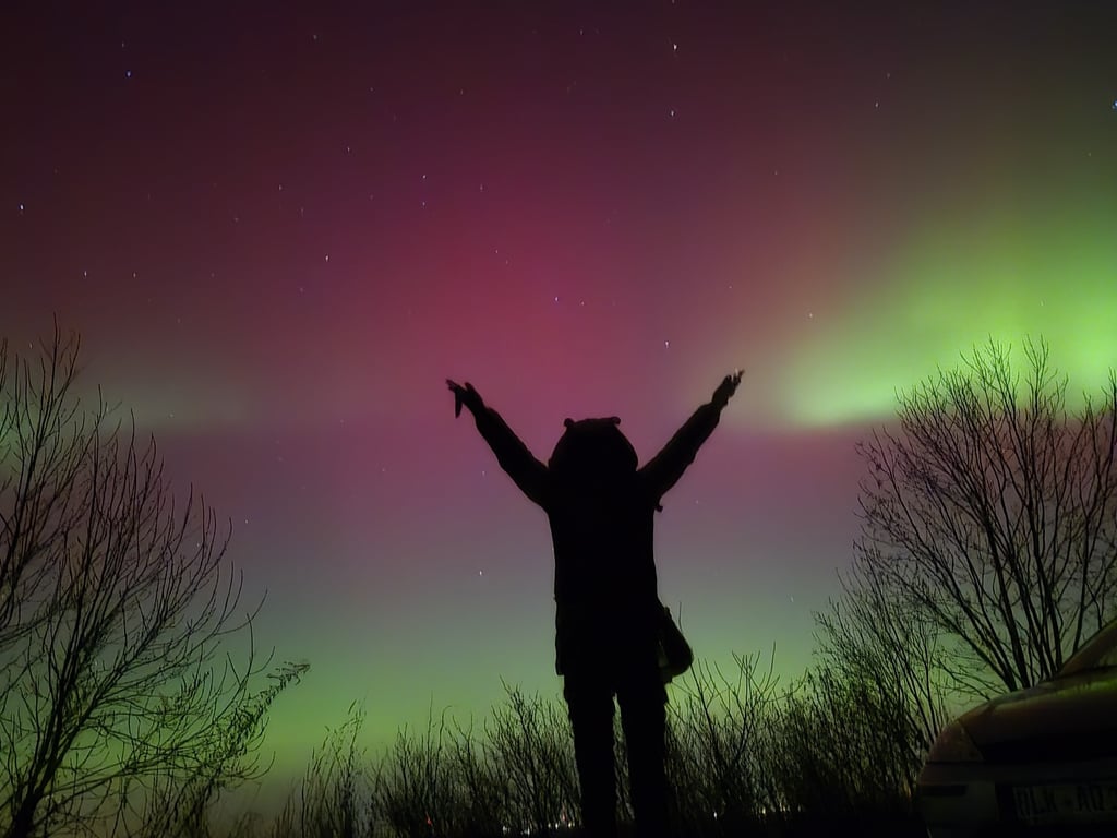  Anja Melior kann das Naturschauspiel kaum fassen und freut sich beim Blick in Richtung Kloster Posa. 