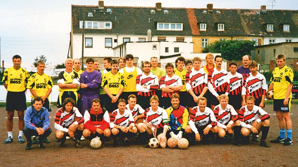 Bei dem Magdeburger Verein „Germania Olvenstedt“ waren in den 1990er Jahren bekannte SCM-Spieler zum Fußballspiel zu Gast. Hier ein Foto aus dem Jahr 1993. 