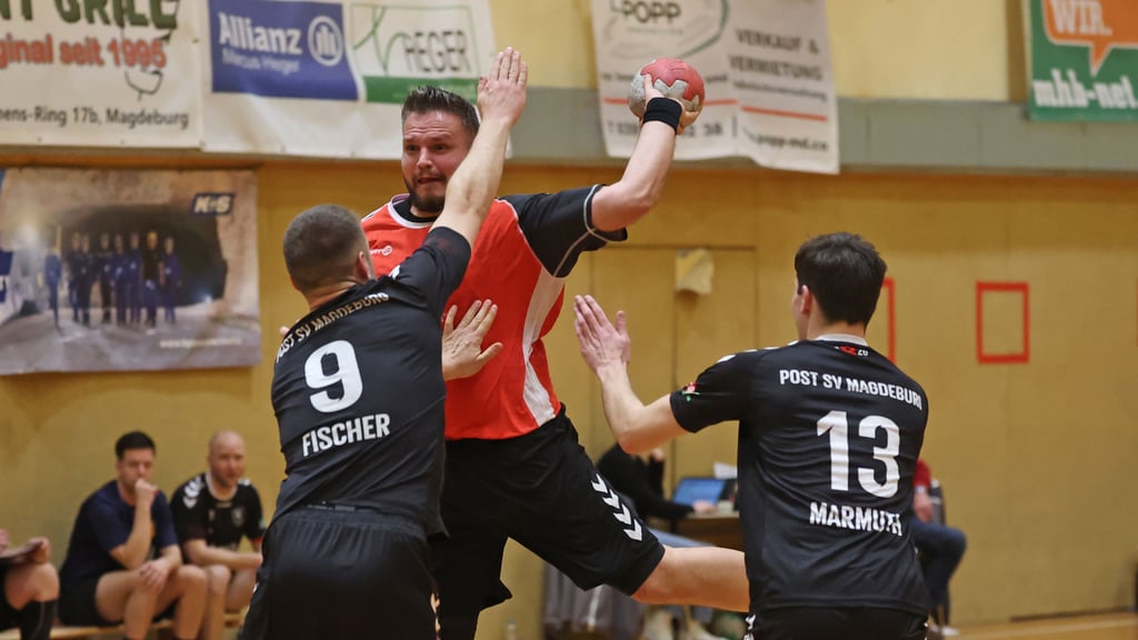 Tino Naucke (im Wurf/gegen die Postler Simon Fischer und Tilmann Rettner (r.) musste mit dem FSV 1895 die elfte Saisonniederlage hinnehmen. 