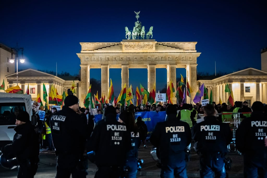 Abgeschirmt von der Berliner Polizei demonstrierten hunderte von Menschen am Brandenburger Tor aus Solidarität mit den Kurden im Nordosten Syriens.