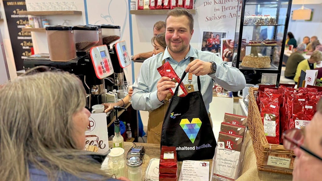 Johannes Hempel auf der Grünen Woche in Berlin: Hier betreibt er für die Kaffeerösterei Hannemann aus Köthen das „Anhalter-Café“.