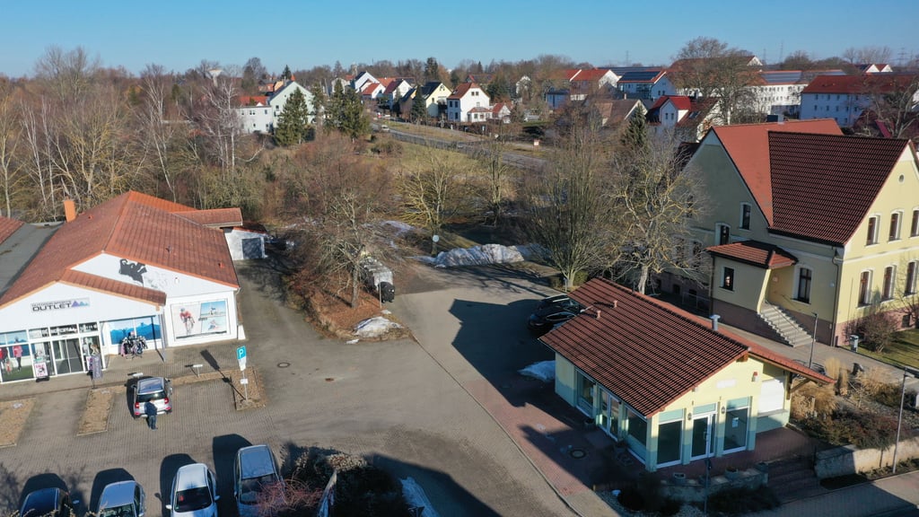 Auf der Fläche zwischen Outlet-Markt und Gemeindebüro in Benndorf hat die Gemeinde schon einen geeigneten Standort für den Dorfladen gefunden.