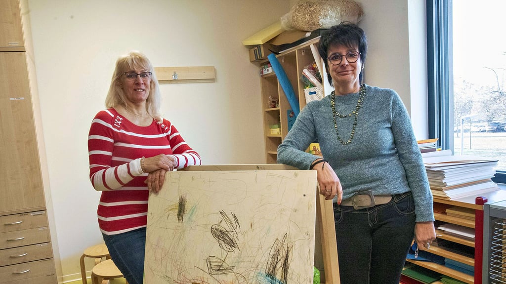 Im Kreativraum der Kita „Farbkleckse“ in Dessau: Leiterin Annette Menzel und die Heilpädagogische Leiterin der Dekita Kathrin Knape arbeiten mitten&nbsp; im Brennpunkt. Viele Kinder hier haben eine Entwicklungsverzögerung.&nbsp;