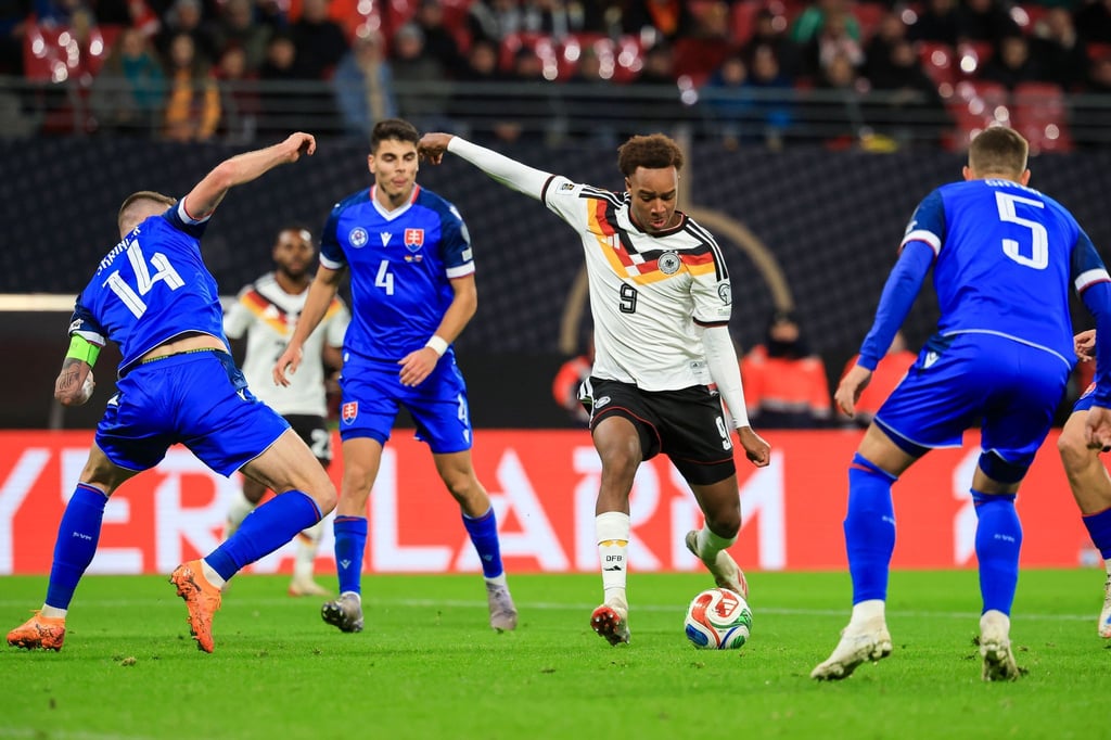 Assan Ouédraogo (M) bei seinem DFB-Debüt gegen die Slowakei. (Archivbild)