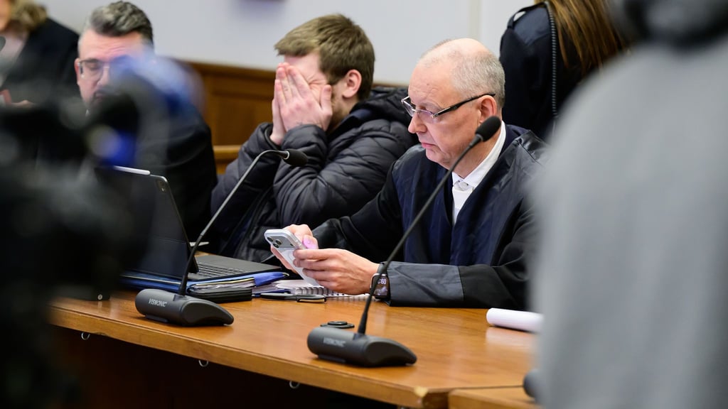 Einer der beiden Angeklagten (Mitte) im Betonplatten-Prozess.