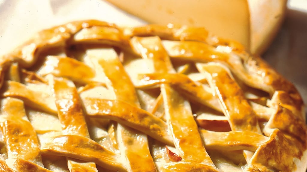 Der Walliser Gemüsekuchen wird vor dem Backen gitterartig mit Teigstreifen belegt und mit Eigelb bepinselt.