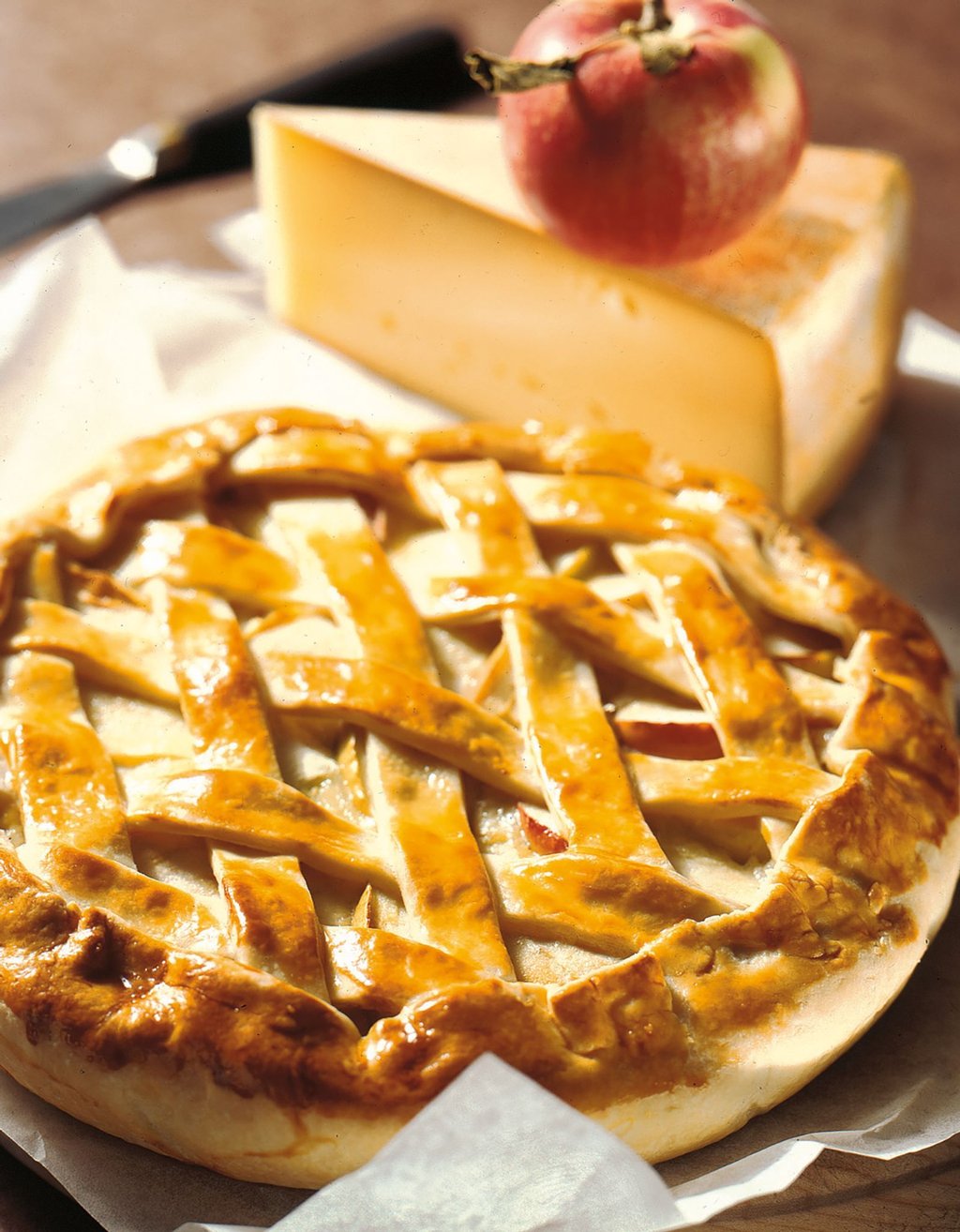 Der Walliser Gemüsekuchen wird vor dem Backen gitterartig mit Teigstreifen belegt und mit Eigelb bepinselt.
