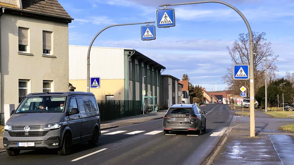 In einem Jahr fahren schon mal 1,4 Millionen Fahrzeuge durch Hedersleben. Den Zebrastreifen, der über die L 66 führt, nutzen nicht nur Grundschüler. 