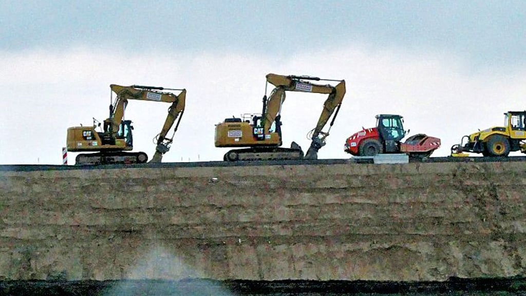 Auf dem Damm der künftigen A14 bei Döbbelin warten Maschinen, dass es weiter geht.  