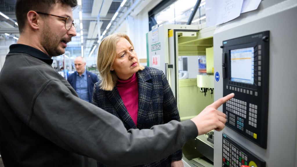 Bas wirbt für überbetriebliche Ausbildungszentren.