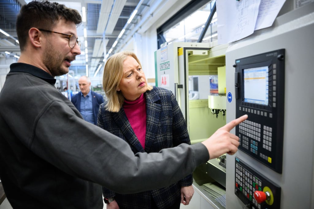 Bas wirbt für überbetriebliche Ausbildungszentren.