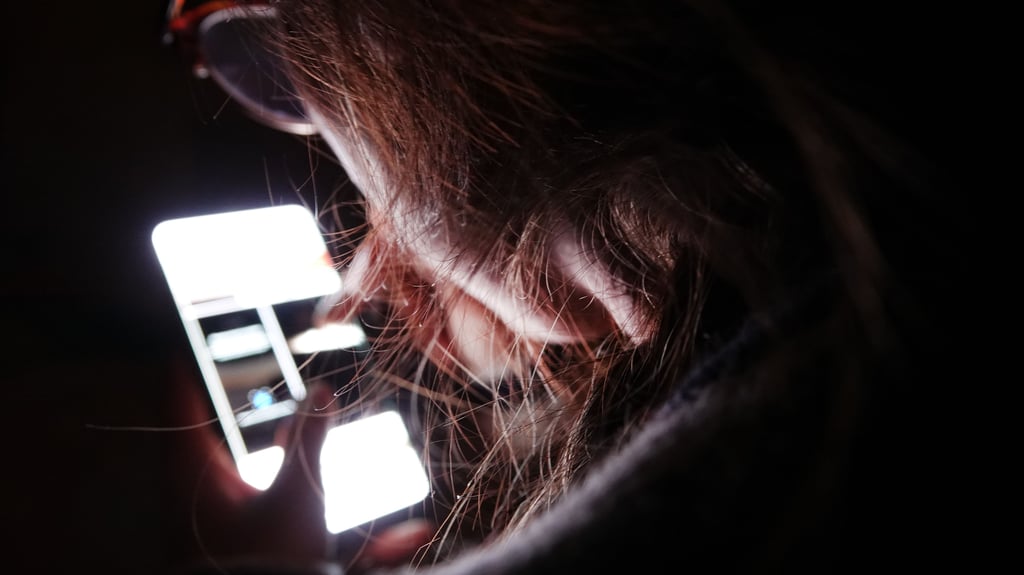 Ein Blick aufs Display: Digitale Medien sind für viele längst ständige Begleiter.