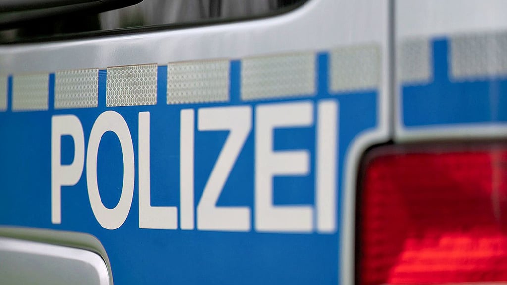 Dramatischer Einsatz am Dienstagnachmittag in Merseburg: Ein Achtjähriger stürzt auf einem Fahrrad, ein Pkw weist Schäden auf.