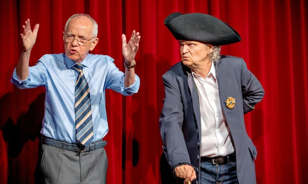 Hans-Günther Pölitz (l.) und Thomas Müller, hier als der Alte Fritz, im neuen Programm der Magdeburger Zwickmühle.&nbsp;