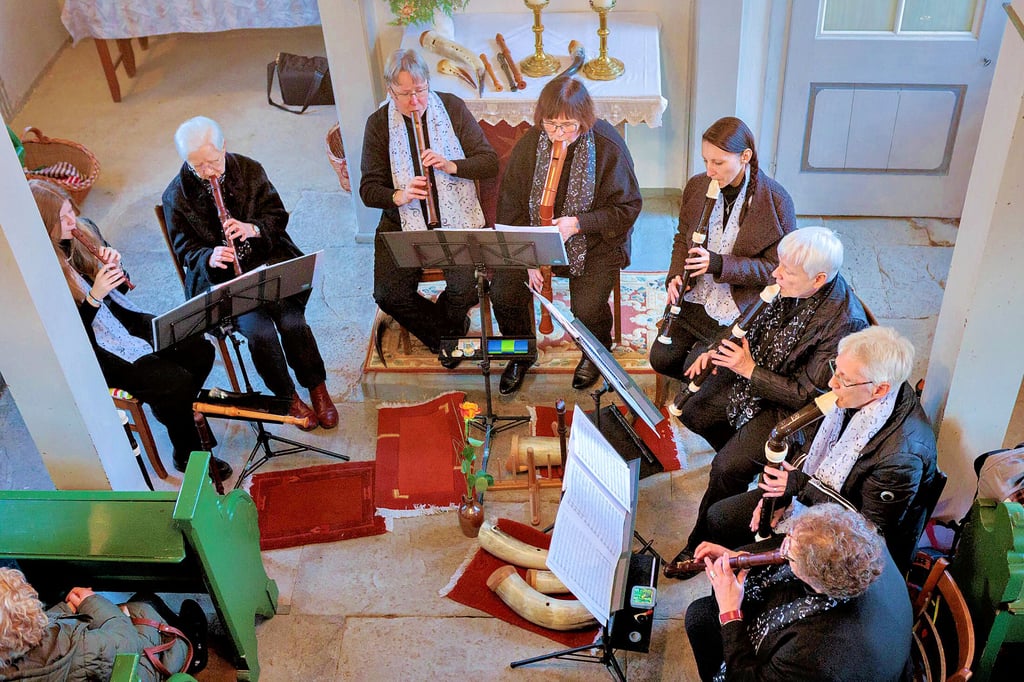 Celine Görner, Helga Lotze, Ute Drößler, Brigitte Hahn, Jenny Graap, Manuela Freyberg, Geli Graap und Friederike Böcher (v.l.) vom „Musicalischen Frawenzimmer“ waren am vergangenen Samstag zu Gast in der Rasberger Kirche. 