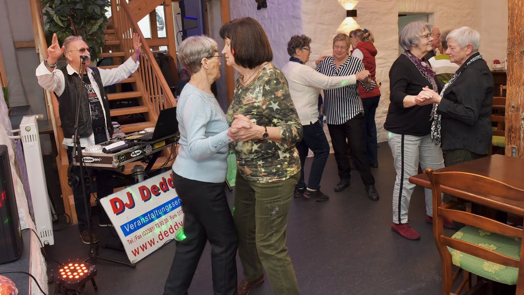 DJ Deddy alias Detlef Lober sorgt beim Seniorentanz in der neuen Begegnungsstätte für Stimmung.