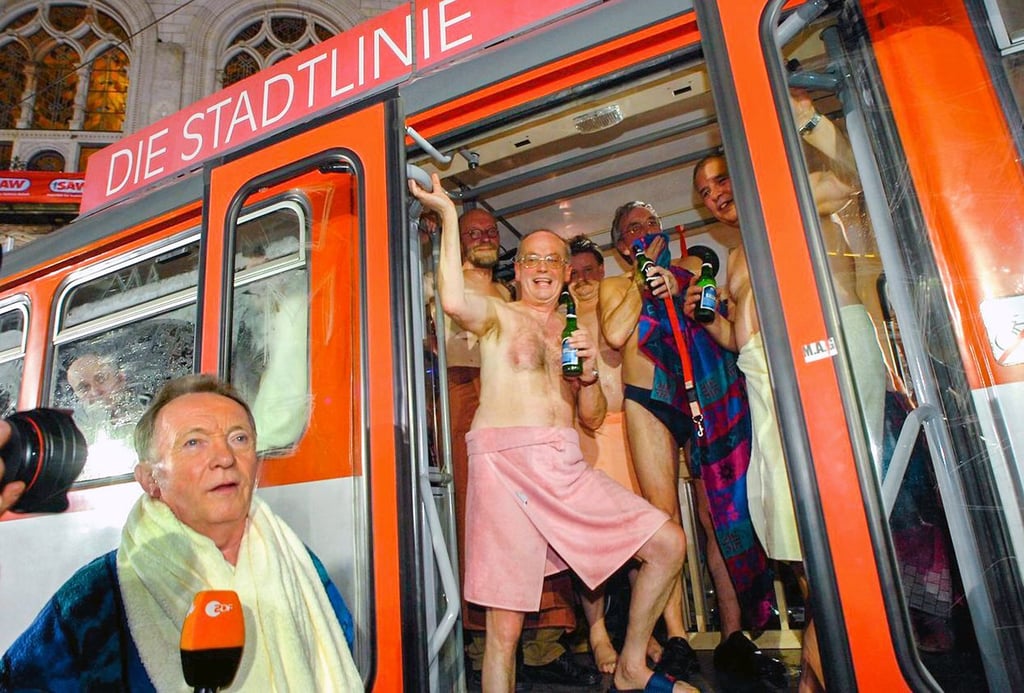 "Wetten dass ..?" in Halle: Für die Stadtwette wurde ein Straßenbahnwaggon als Sauna umgebaut.