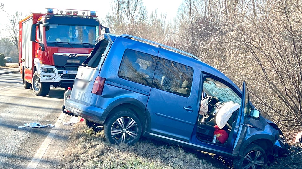 Ein Caddy ist auf der Altenburger Chausee in Bernburg verunglückt. 