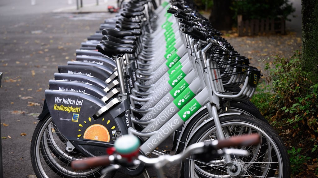 Mietfahrräder von Nextbike stehen in einer Straße in Berlin-Friedrichshain. (Symbolbild)