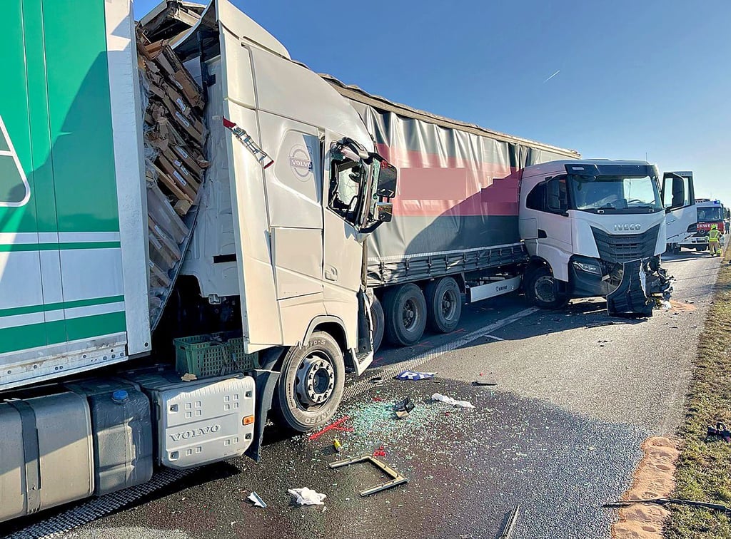 Beim zweiten Auffahrunfall wurden der verursachende Lkw-Fahrer und der Fahrer eines Kleintransporters schwer verletzt.