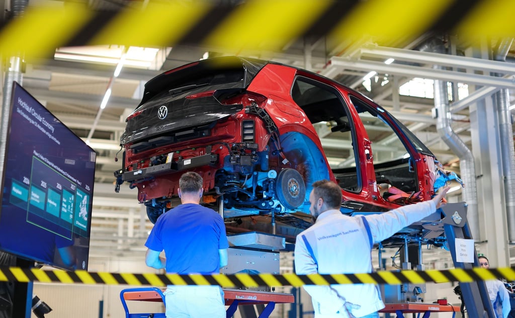 Mitarbeiter von VW Zwickau zerlegen einen VW ID.3.