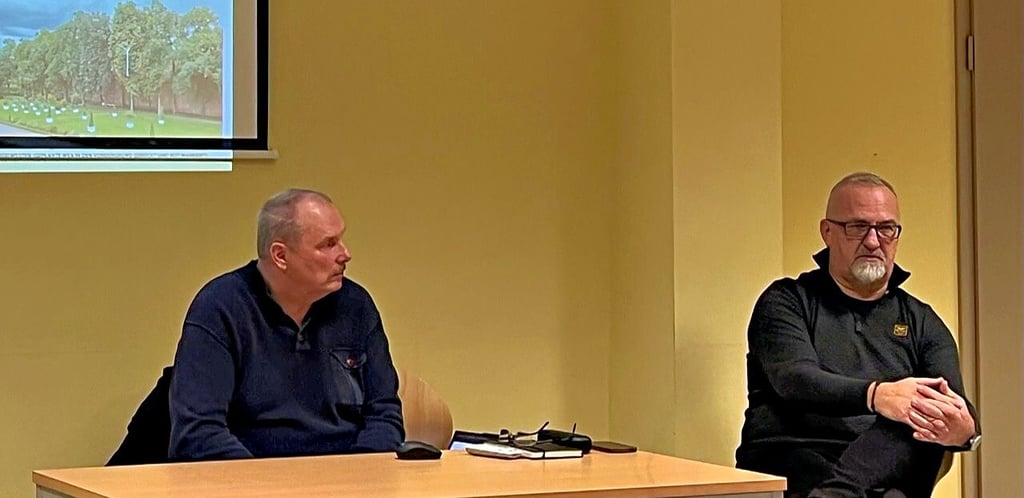 Joachim Peter (links) und Jörg Hempel trafen im Mosigkauer Bürgerhaus auf skeptische Gäste. 