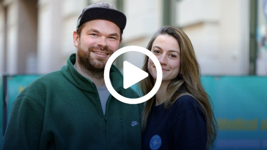 Fabian Kunze und Verena Ruhsert  leiten die Open.Med-Praxis des Vereins „Ärzte der  Welt“. Gemeinsam mit ihrem ehrenamtlichen Team  ermöglichen sie Menschen ohne Krankenversicherung  oder Aufenthaltsstatus den Zugang zu anonymer und  kostenfreier medizinischer Hilfe. Für ihr Engagement gehören sie zu den Magdeburgern des Jahres 2025.