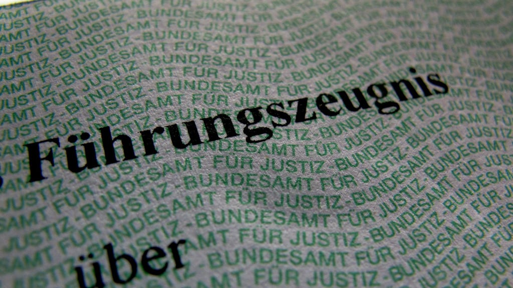 Das Führungszeugnis auf Papier soll weiter verfügbar sein. (Symbolbild)