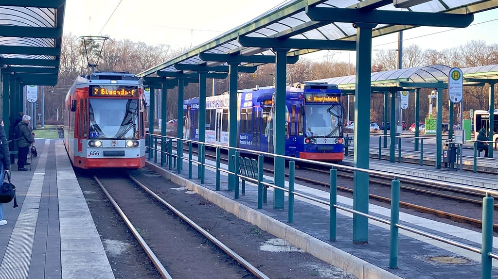 Dieses Mal klappt der zeitnahe Umstieg von der Straßenbahnlinie 7 in die Bahn der Linie 4 an der Haltstelle Kröllwitz. Doch das ist längst nicht immer so.