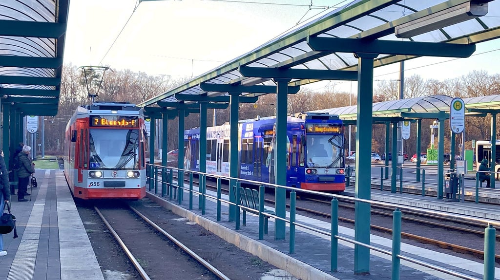 Dieses Mal klappt der zeitnahe Umstieg von der Straßenbahnlinie 7 in die Bahn der Linie 4 an der Haltstelle Kröllwitz. Doch das ist längst nicht immer so.