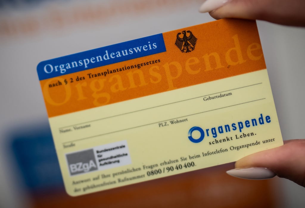 An Thüringer Schulen soll es mehr Aufklärung zum Thema Organspende geben. (Archivbild)