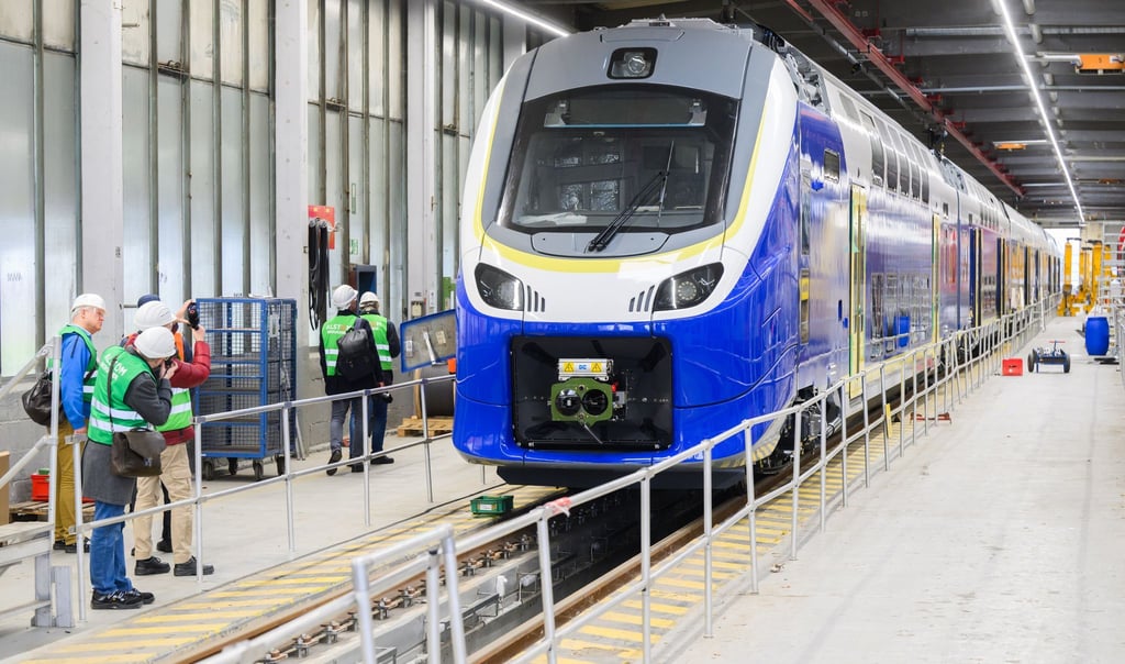 Eigentlich sollten diese gelb-blauen Züge längst in Niedersachsen unterwegs sein - nun verzögert sich die Auslieferung erneut. (Archivbild)