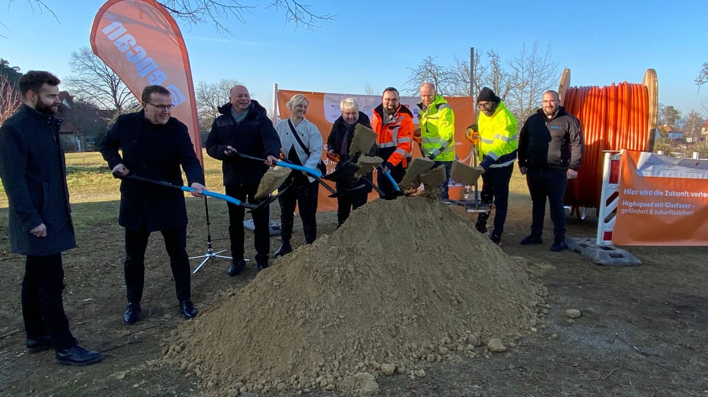 Start für den Glasfaserausbau in Langenstein, Rohrsheim und Emersleben im Landkreis Harz mit symbolischem Spatenstich am Langensteiner Schützenhaus.