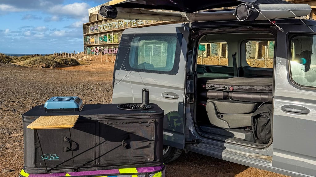 Ultraleicht: Das aufblasbare Küchenmodul von Stuff Bubble bietet Spülbecken, Wassertank und Kühlschrank.