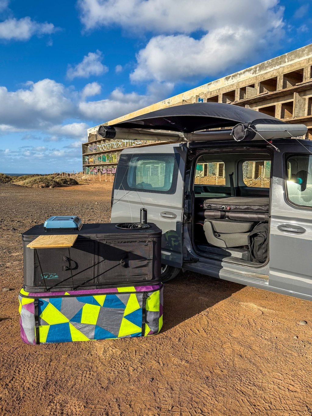 Ultraleicht: Das aufblasbare Küchenmodul von Stuff Bubble bietet Spülbecken, Wassertank und Kühlschrank.