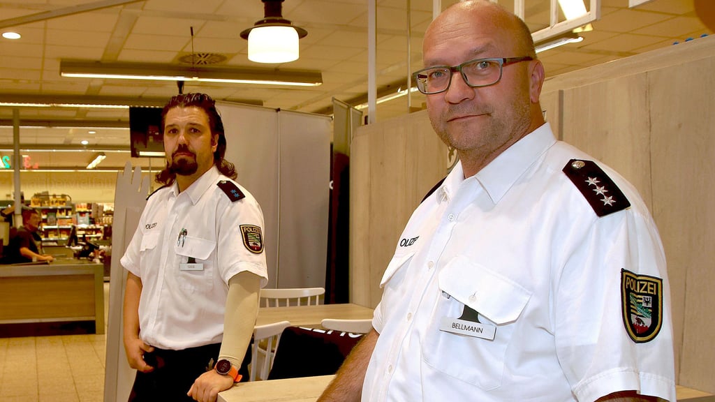 André Bellmann und Dominik Giese sind die Polizeibeamten in Calbe vor Ort. 