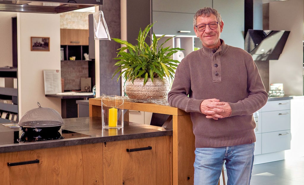 Jens Werner im Verkaufsraum seines Gommeraner Küchenstudios. 