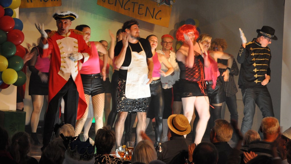 Die Narren des CCW sorgen für Stimmung im Lindenhof. 