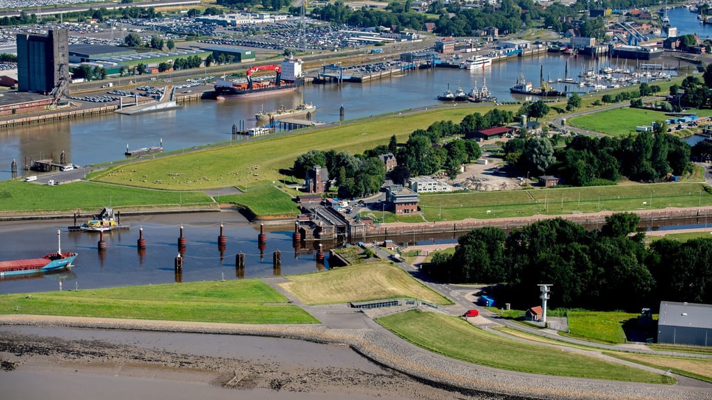 Ein Schiff fährt zu schnell aus der Großen Seeschleuse in Emden - Wellen beschädigen rund zehn Sportboote. (Archivbild)