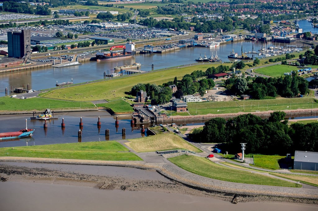 Ein Schiff fährt zu schnell aus der Großen Seeschleuse in Emden - Wellen beschädigen rund zehn Sportboote. (Archivbild)