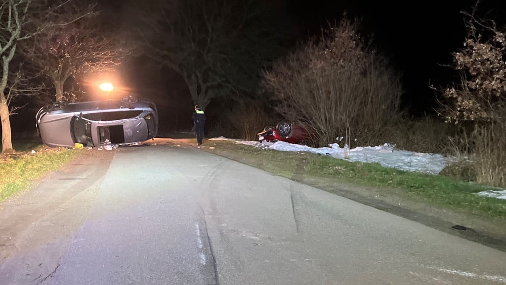 Auf der Flucht vor einer Polizeikontrolle hat sich ein 41 Jahre alter Autofahrer im Landkreis Rotenburg (Wümme) mit seinem Wagen überschlagen. Vom Unfall war auch ein zweites Auto betroffen.